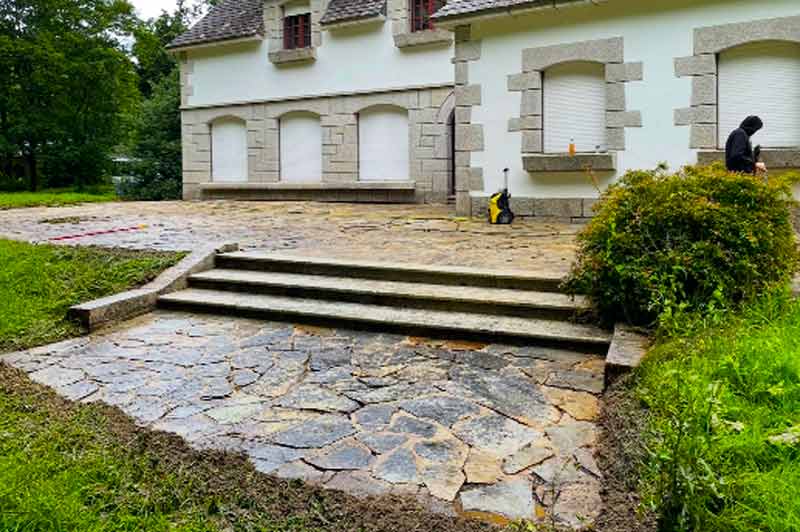 DEBARRE COUVERTURE 56 : artisan couvreur dans le Morbihan (56) : travaux de charpente, traitement des bois de charpente et menuiserie, travaux de couverture et faîtage en neuf et en rénovation, zinguerie, dépannage urgent fuite toit, entretien de toiture : nettoyage, démoussage et peinture hydrofuge toiture, étanchéité toit plat terrasse, isolation toiture et combles, Nettoyage, démoussage, traitement anti-mousse, ravalement peinture façade imperméabilisation hydrofuge façade et nettoyage des extérieurs : allées, pavés, terrasses …  ... dans le Morbihan (56)